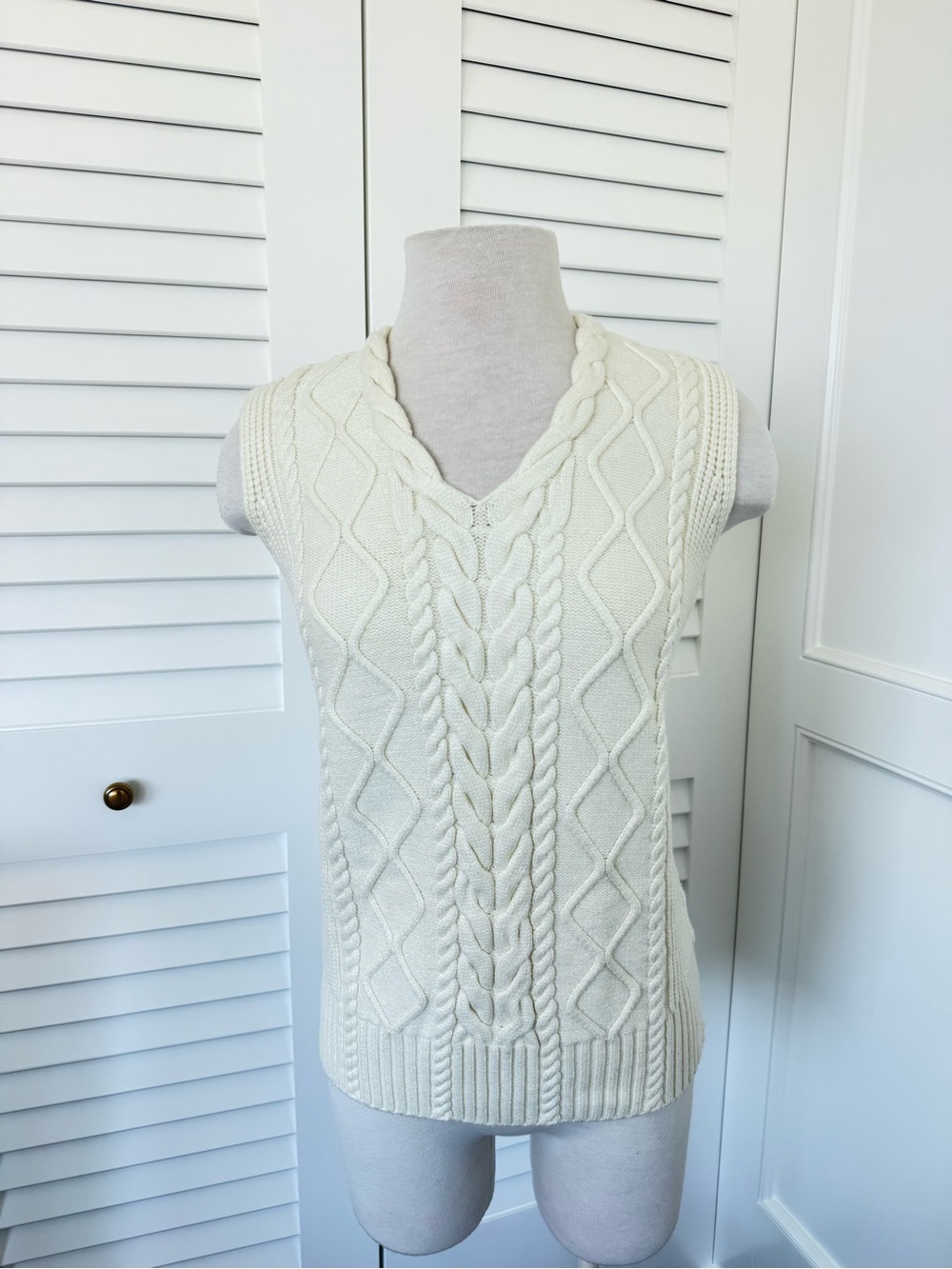 Varley Cream Cable-Knit V-Neck Sleeveless Sweater